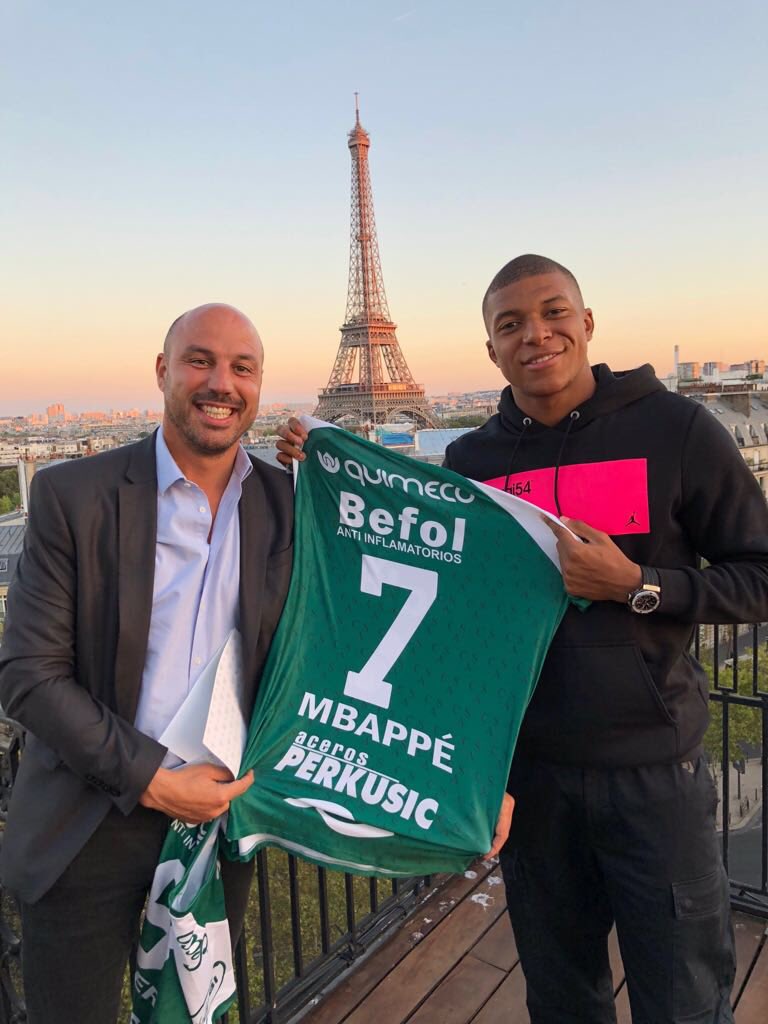 KMbappe's tweet photo. @CASarmientoOf GRACIAS 🇦🇷🙌🏽 https://t.co/YOLVG24wTv