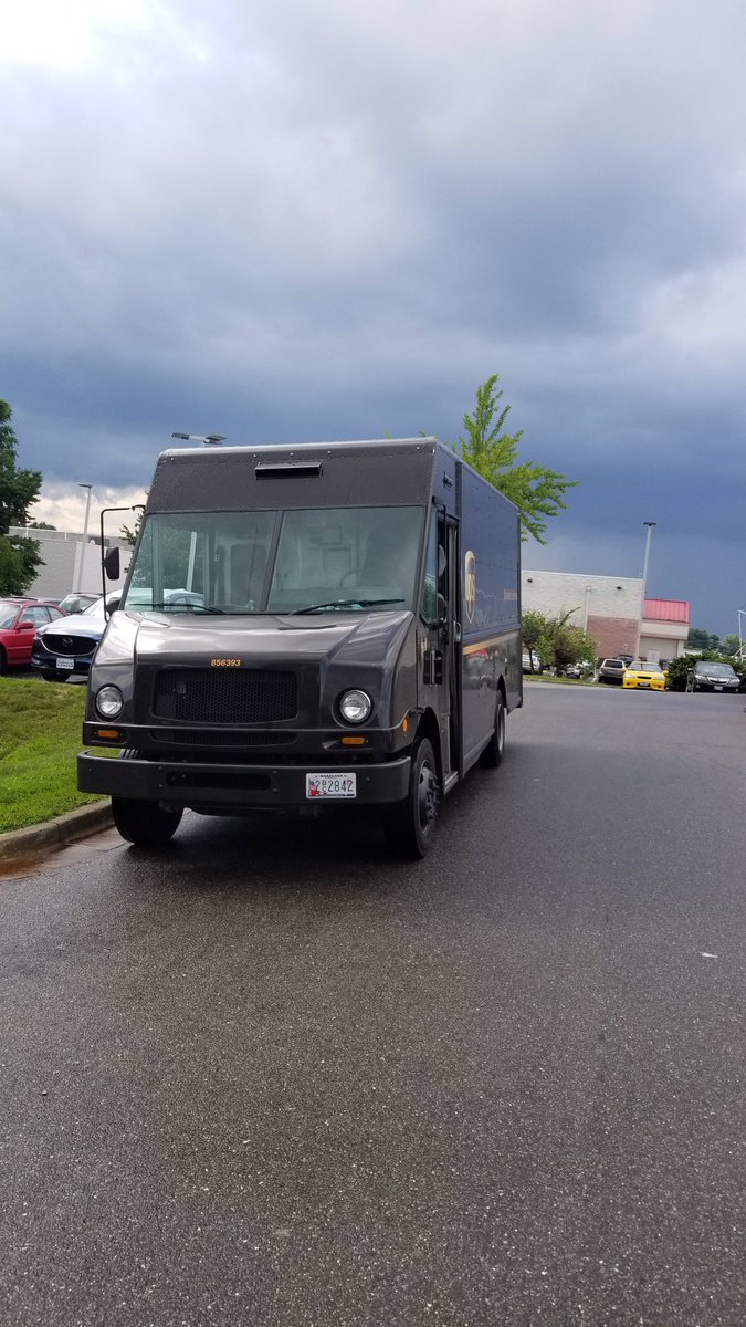 Rookie driver out on his first day. Great park position. Mirrors folded in. Flashers on. 4 foot rule. Proud day for ORS Gary Stanfield. <a href="/UPSpweschler/">Patrick Weschler</a> <a href="/EricDecoudUPS/">Eric Decoud</a> <a href="/MatthewWGilbert/">Matthew W Gilbert</a> <a href="/Chadmeyers25/">Chad Meyers</a> <a href="/m_hinkle21/">Matthew Hinkle</a> @PichardoUPS