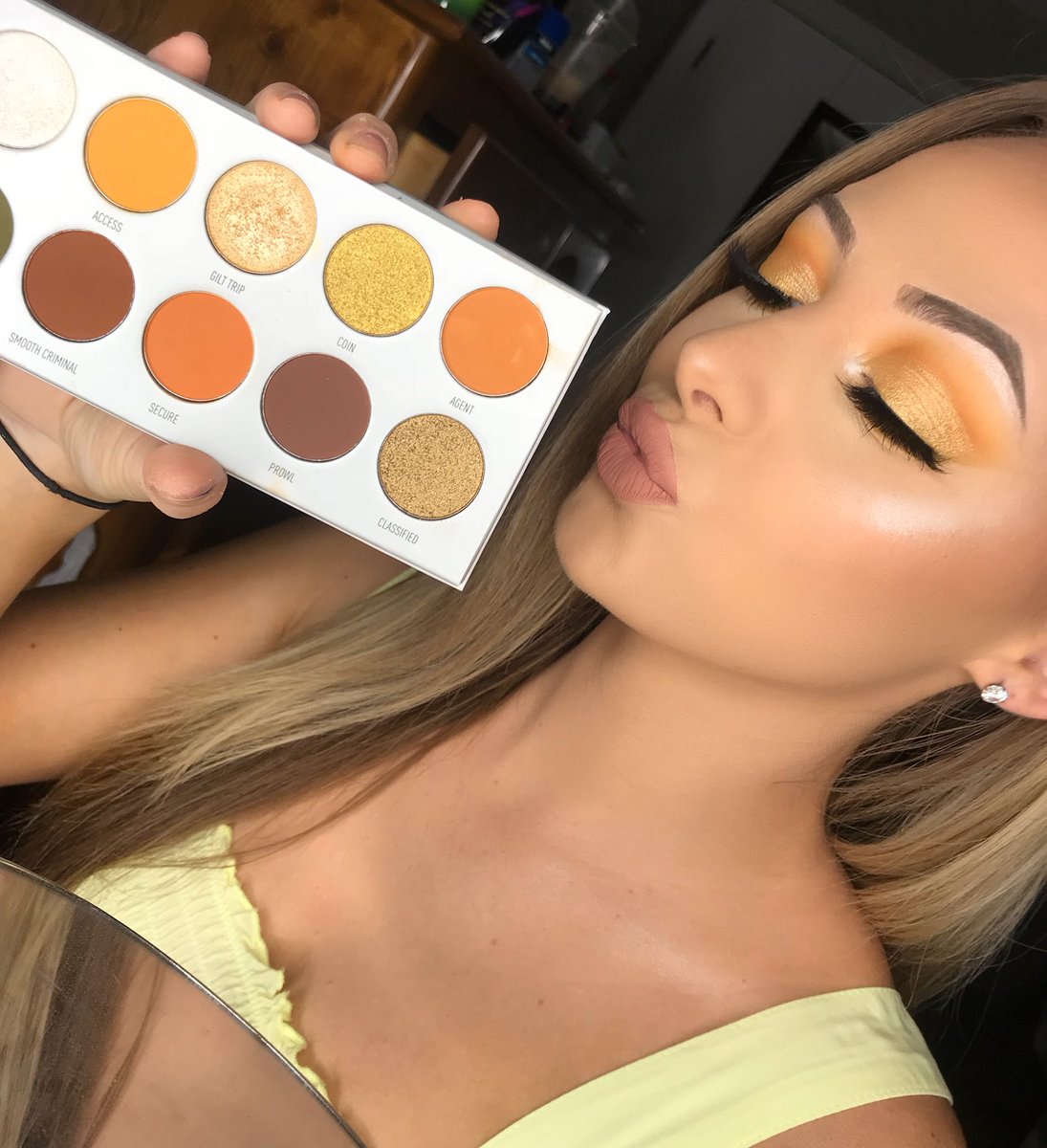 coriwuti's tweet image. I don’t have words... I am just incredibly proud of @Jaclynhill &amp;amp; @MorpheBrushes for these palettes. The formula is so creamy &amp;amp; I am so lucky to be a part of something so amazing 💛 I recreated Jaclyn’s GRWM look w/ Armored &amp;amp; Gorgeous palette #vaultcollection