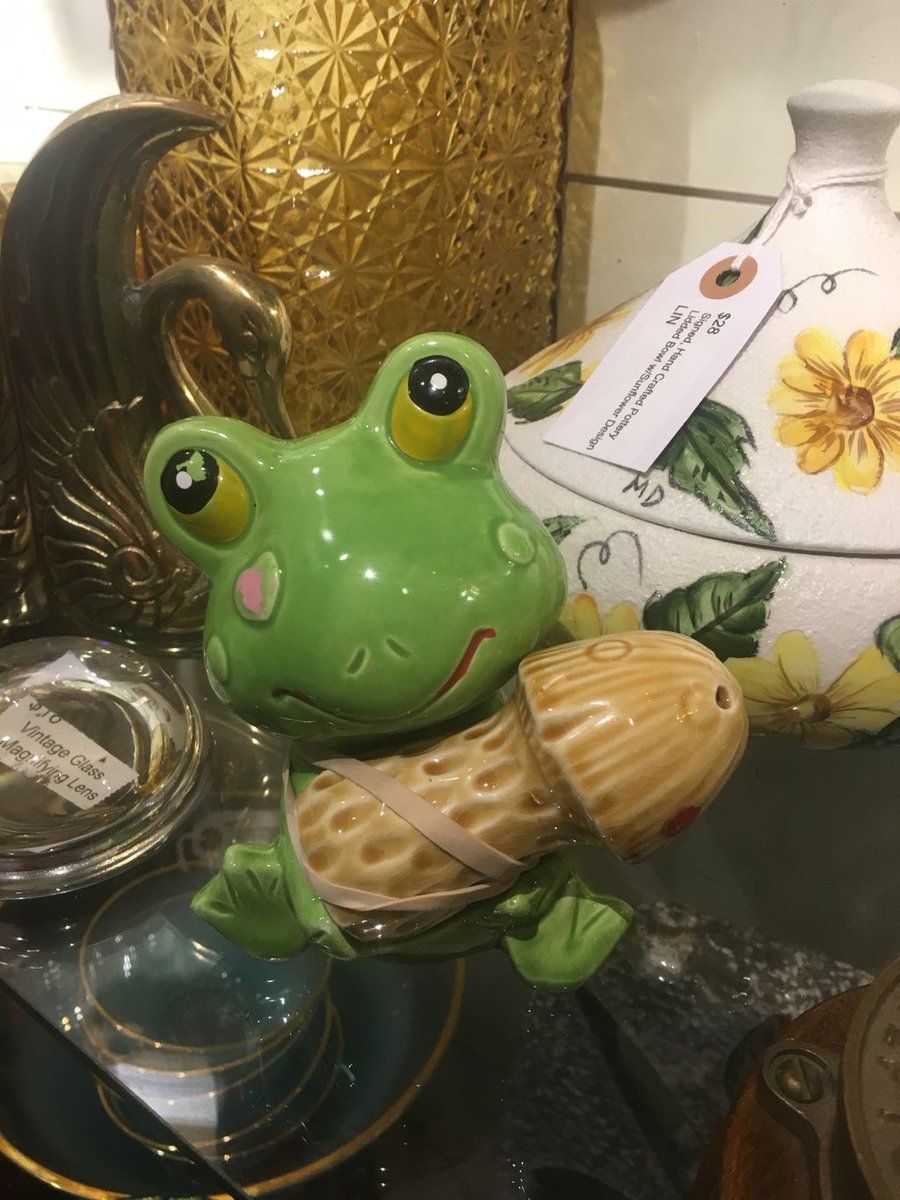 Isn’t this vintage salt and pepper shaker just adorable? I’ll kinds of neat and unique items here twice want to time changing daily! #Brattleboro #MainStreet #Antique #Vintage #ShopLocal #SmallBusiness #supportsmallbusiness