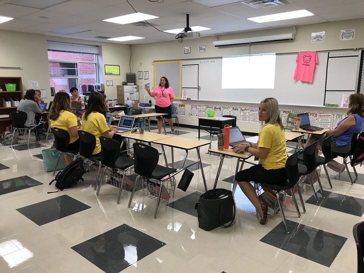 EdTechSmith's tweet photo. Round 1 #rledtech18 @rlschools teachers sharing with teachers @RLAxeMJ @AyresAlly @Rlnortonc @kbteach22 @Mrs_Ellis_ sharing their fav tips, tricks and tools #rlpride https://t.co/occCqpVKV6