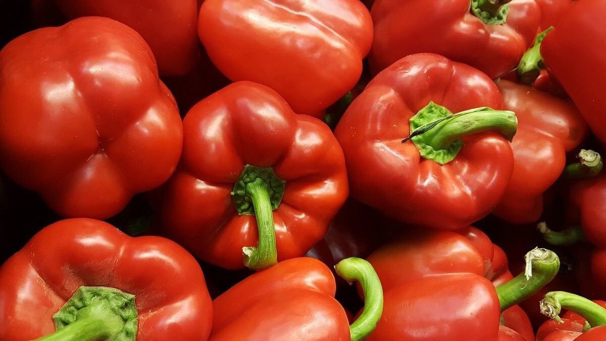 No sólo es agua, estos alimentos también te ayudarán a mantenerte hidratado.
El Pepino es 92% agua, contiene Vitamina C y más fibra.
La Sandía es 92% agua, contiene Vitamina C y licopeno.
El Pimiento es 92% agua y tiene mucha Vitamina C.