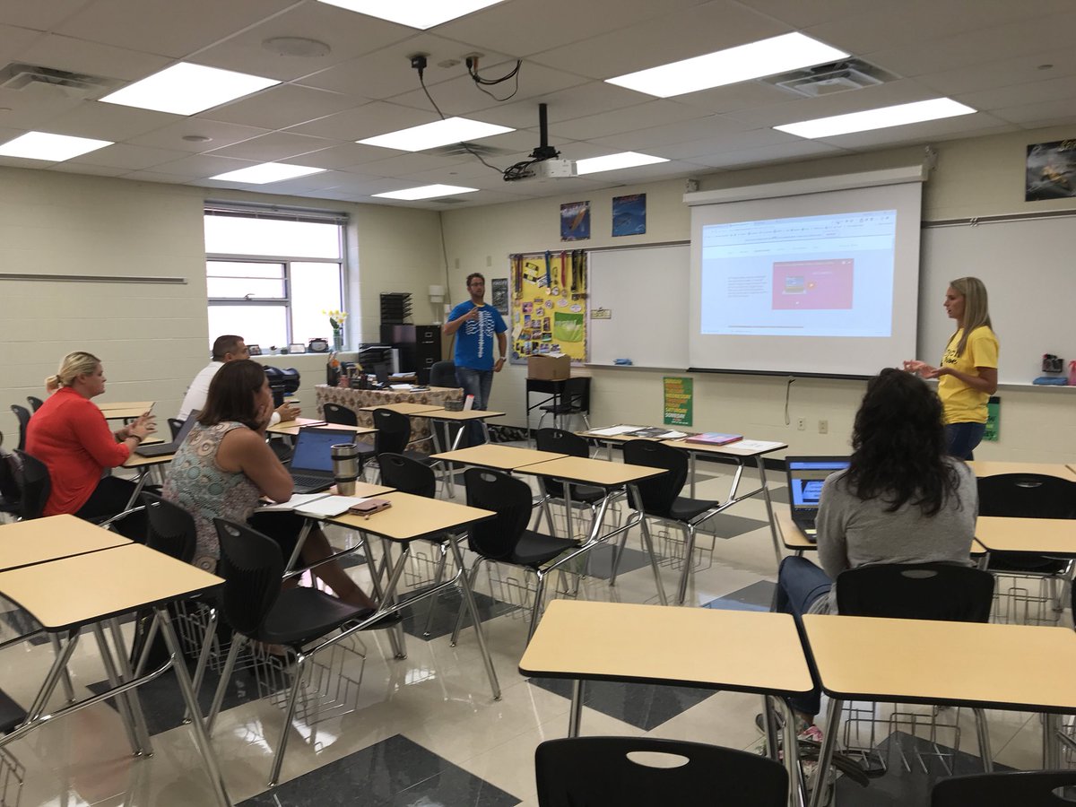 EdTechSmith's tweet photo. Round 2 #rledtech18 Summit thanks to @DarrenHake @jenharry14 for sharing their fav tips, tricks and tools with colleagues. #ar #VR @hpreveal @rlschools #rlpride @curiscope https://t.co/Ub9aR4IIrO