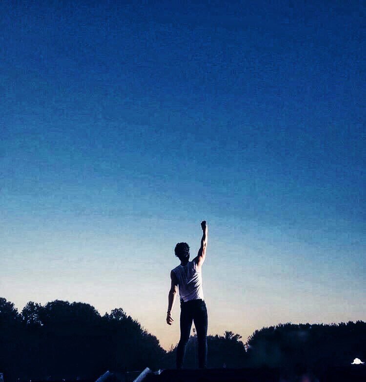 sprmendes081998's tweet photo. @ShawnMendes what’s the feeling when you think like 5 years  ago, you’re at you’re house in Pickering and now you’re one of the most popular songwriter in the entire WORLD? Love ya 💛 https://t.co/hdzEkXzGOa