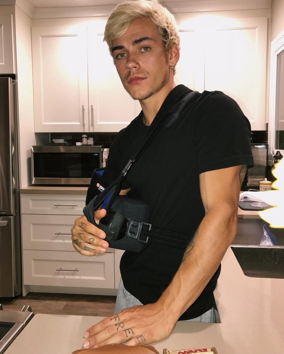 surgery on my shoulder 😩