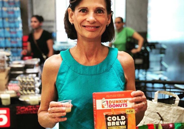 GTUniverseINC's tweet image. Our summer edition of #SipsAndTips led by Chicago’s own “Coffee Whisperer” Jay Beaton allowed customers to try cold brew samples infused with DD creamer AND also DD flavored ice cream! “Buy Two DD coffees &amp;amp; get a FREE DD Baskin Robbins ice cream” is still happening at @jewelosco!