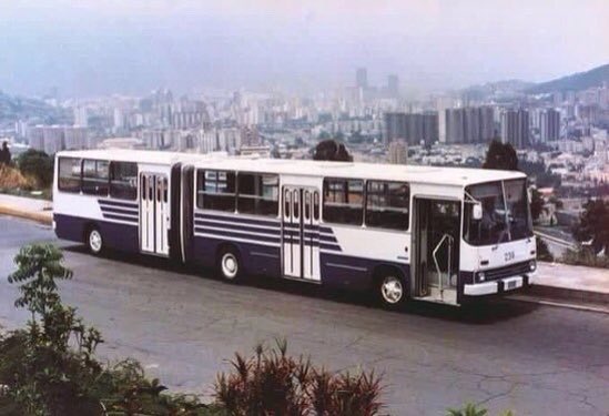 GFdeVenezuela's tweet photo. ¿Recuerdan los Ikarus 280, popularmente conocidos como "acordeón" o "tragacolas", que integraron la flota del #PlanCaracas IMTC? Abordarlos era toda una atracción para los caraqueños, en especial para los más chicos, que preferían viajar sobre el disco de articulación 🚍 Ikarus https://t.co/1RVYd7DWiG