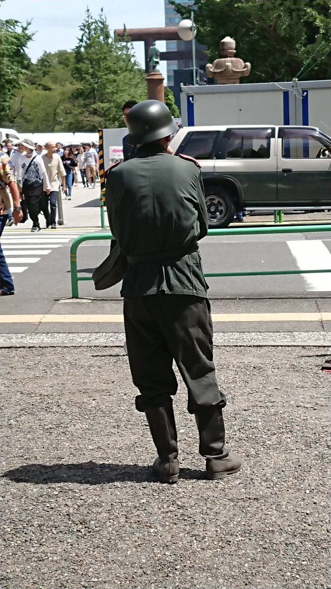 ひろ 駆け抜けてスーフォア 靖国神社のコスプレ集団がテレビ取材うけてます