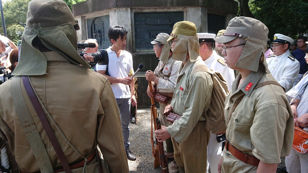 ひろ 駆け抜けてスーフォア 靖国神社のコスプレ集団がテレビ取材うけてます