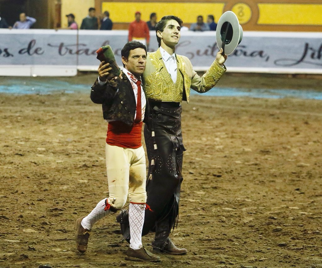 RepublicaToro (@republicatoro) on Twitter photo Momentos de Santiago Zendejas con “Historico” de <a href="/GanaderiaXajay/">Ganadería Xajay</a> !
Pega al primer intento.
Vuelta al rudo con el cabo de los <a href="/Forcadosmzt/">Forcados mazatlecos</a> Momentos de Santiago Zendejas con “Historico” de <a href="/GanaderiaXajay/">Ganadería Xajay</a> !
Pega al primer intento.
Vuelta al rudo con el cabo de los <a href="/Forcadosmzt/">Forcados mazatlecos</a>