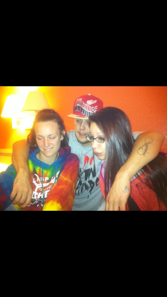 MKeefer5321_'s tweet image. I fucking miss y'all 😭 shit ain't the same without y'all. #freegreezy #freesam #freecomp #freekara 💔