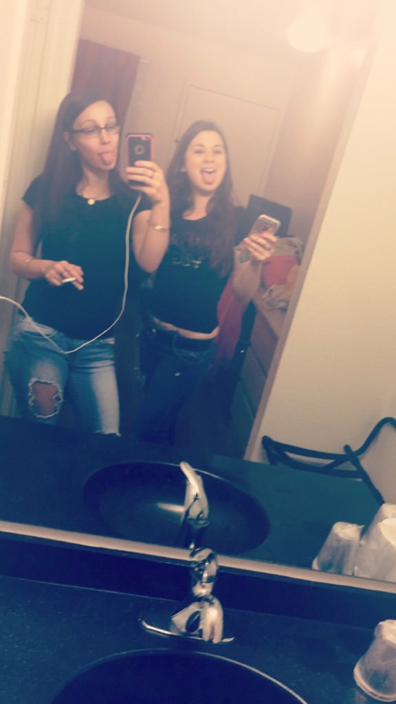 MKeefer5321_'s tweet image. I fucking miss y'all 😭 shit ain't the same without y'all. #freegreezy #freesam #freecomp #freekara 💔