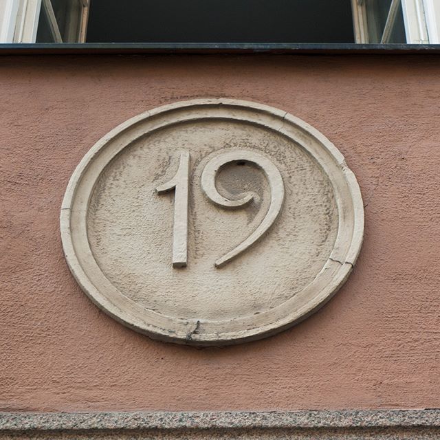 posttypography's tweet photo. 19 - Stockholm
Photo @posttypography
- – —
— – -
#streetnumbers #streetnumber #housenumber #housenumbers #typography #lettering #signage #wayfinding #numbers #number #numerals #numberhunting #streettype #typetopia #typeinspiration #typeinspire #stonecarv… https://t.co/3ex9eNM9O5 https://t.co/gjUZlBWvTA