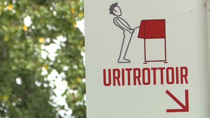 WBTV_News's tweet photo. #SOUNDOFFCLT: Would you like to see street-side urinals in America?
Officials in Paris are trying to tackle the issue of public urination on the streets so they’re installing special urinals in some neighborhoods » https://t.co/MWxqLqg3C6 https://t.co/nsNr7zIaSP