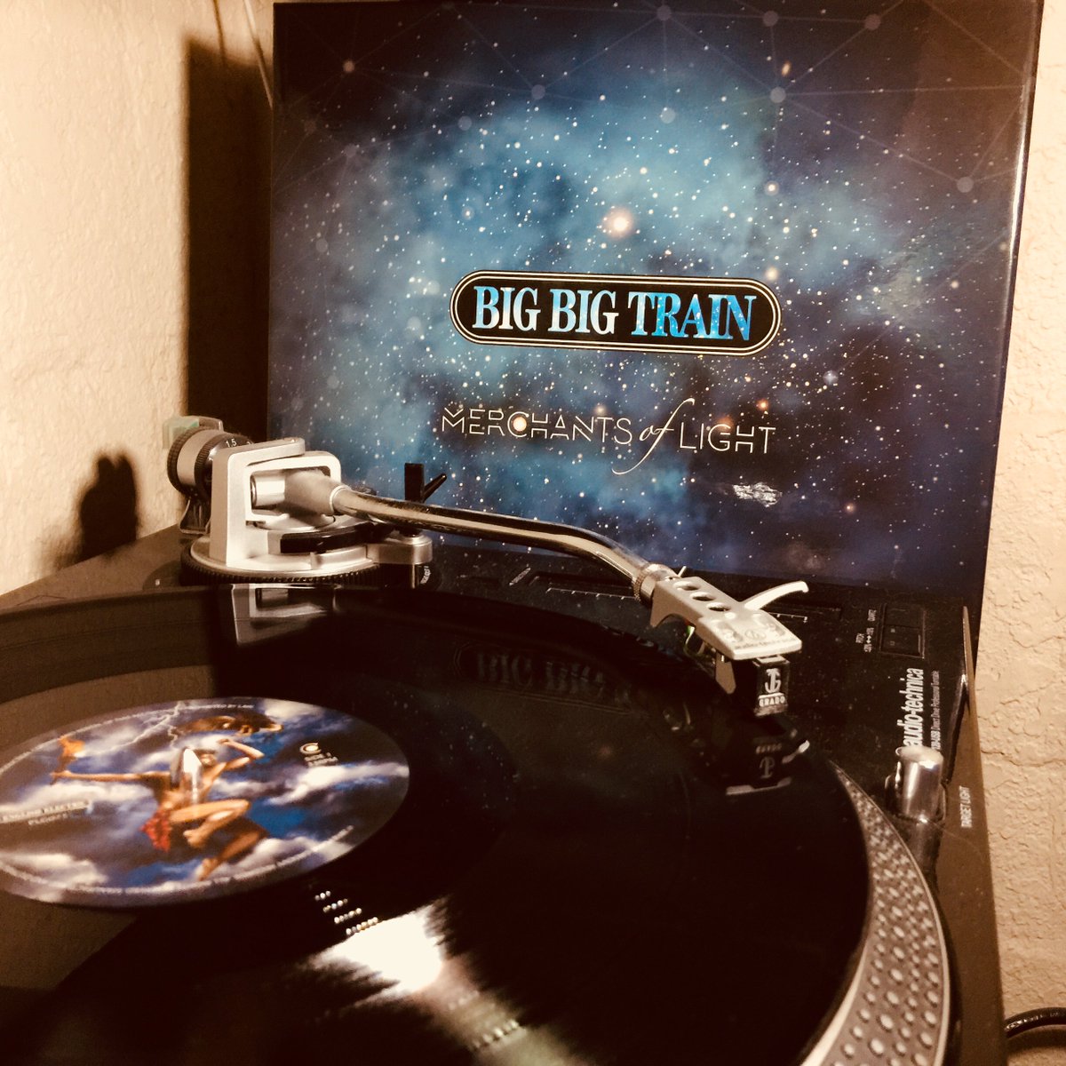 TheeMadPlatter's tweet photo. NP: Big Big Train - Merchants of Light 
Listen LIVE via House of Prog 
https://t.co/57rU7qPVTl 
Chat Room Sign up or Sign in 
https://t.co/57rU7qPVTl
#ilovevinyl #vinylfetish #musicsavedme @bigbigtrain https://t.co/AicAGioc9Q