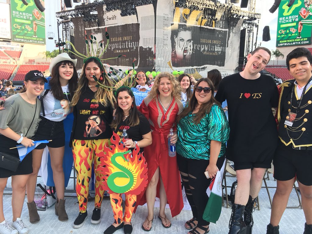 Manxita's tweet image. Latin America representing here at #repTourTampa #latinswiftiesonreptour