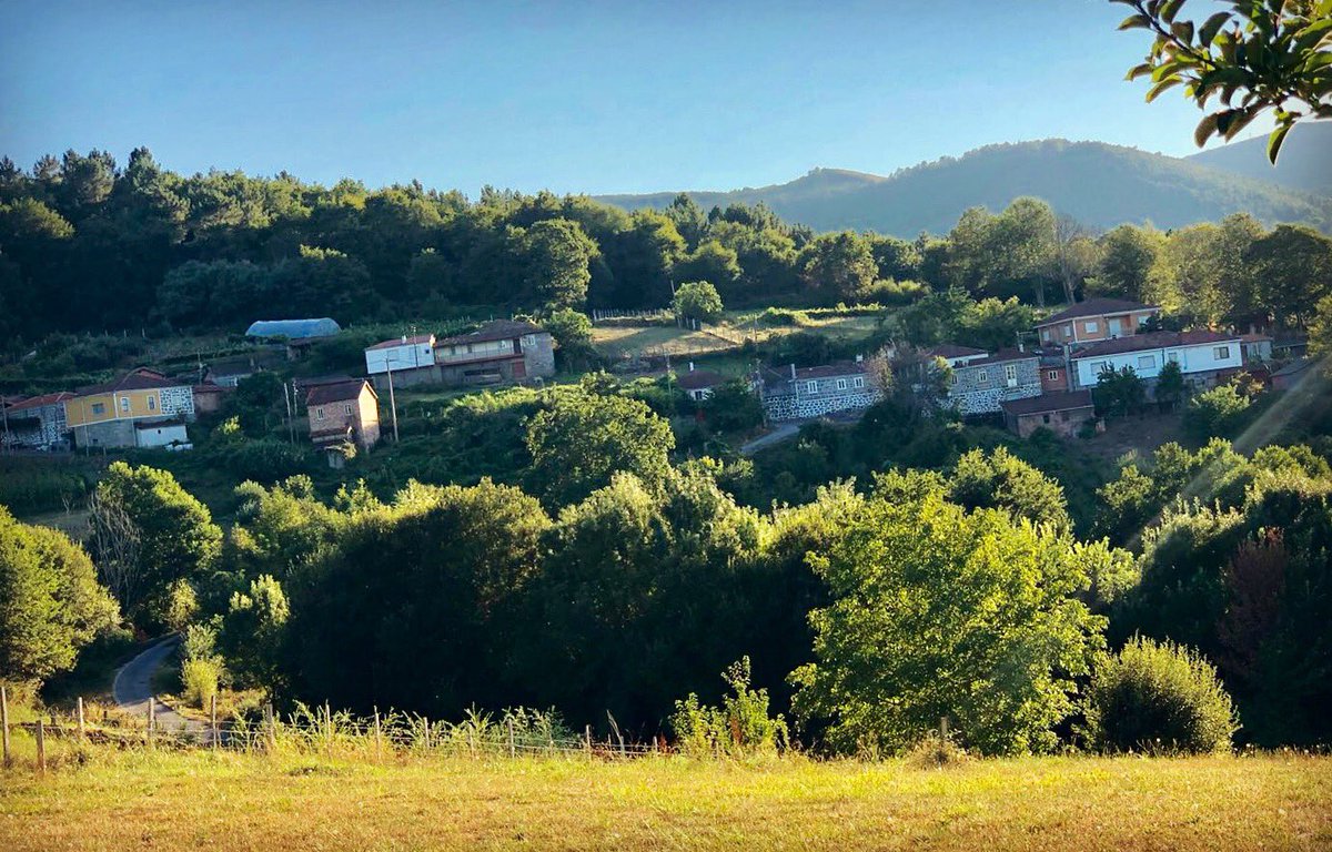FlyHighMethod's tweet photo. The sight of my hometown. It takes me back to a time that I cherish. A time that I keep close within me. This is where my concept of my #FlyHighMethod book began. This is Terrado, ๐ช๐ธ. I want to see pics of your hometown or a place you truly identify with? https://t.co/jcFEYZLbCw