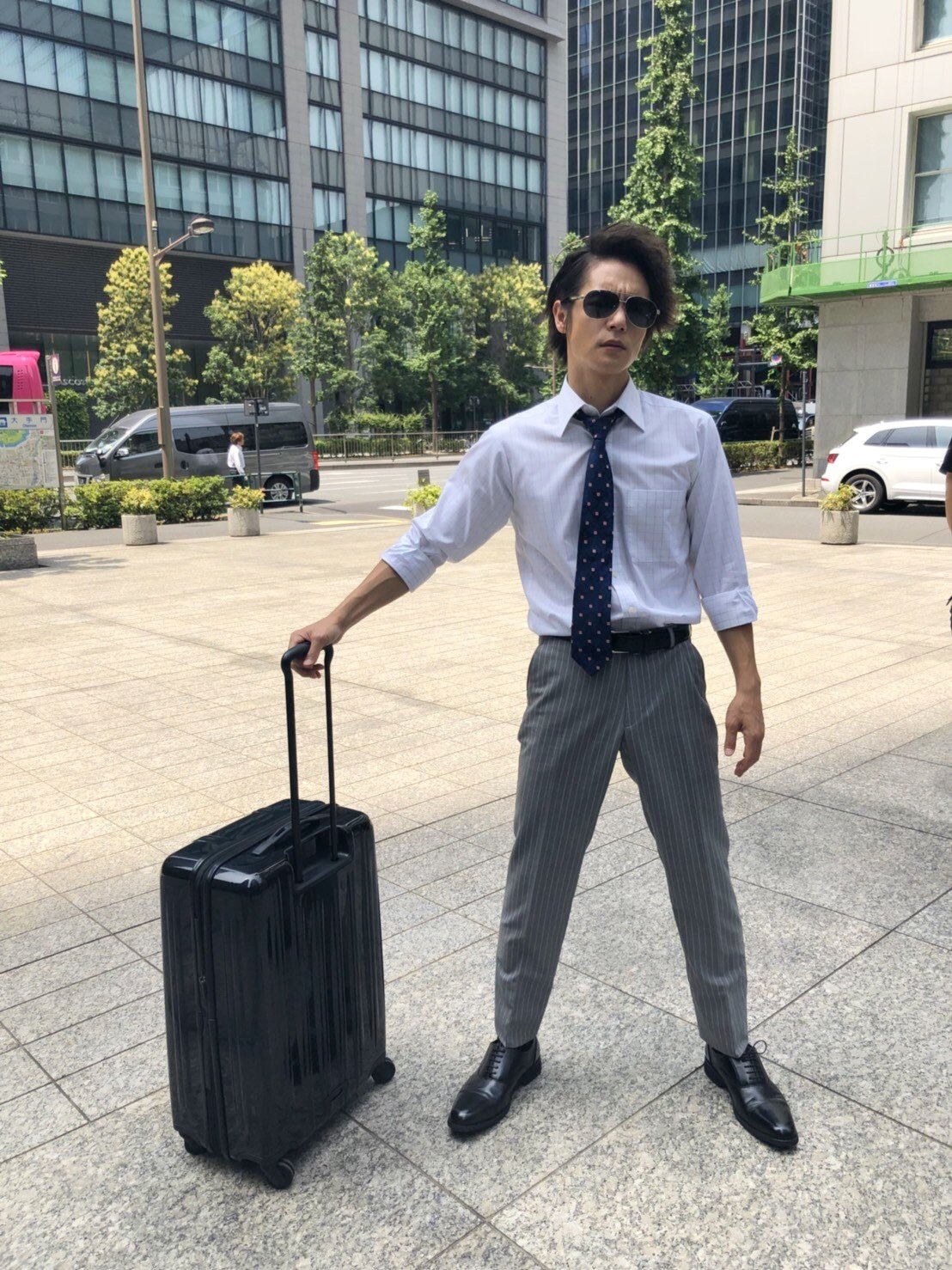 公式 ヒモメン アカウント 立ち並ぶビルを背景に 面接前の翔ちゃんをパシャり 翔ちゃん はじめての就活 にしては グラサンにスーツケースて クセが強い ホントに就職できるの 翔ちゃん 4話オフショット 窪田正孝 土曜 公式 ヒモメン アカウント 立ち並ぶビルを背景に 面接前の翔ちゃんをパシャり 翔ちゃん はじめての就活 にしては グラサンにスーツケースて クセが強い ホントに就職できるの 翔ちゃん 4話オフショット 窪田正孝 土曜