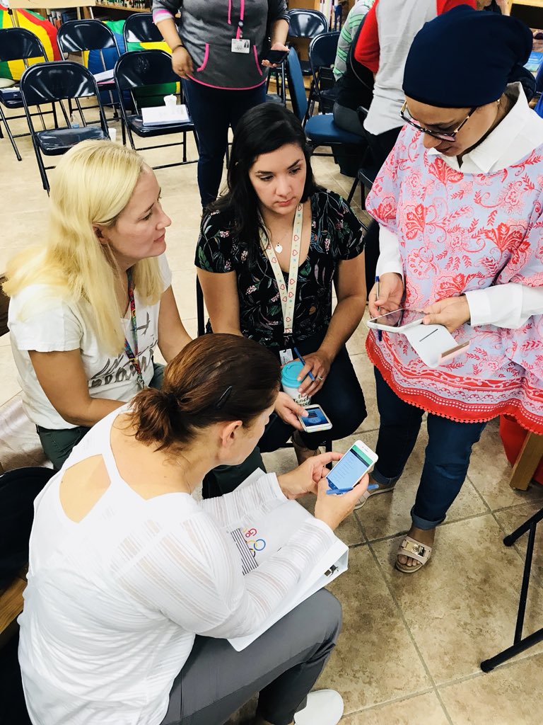 SuttonES_HISD's tweet image. Taking advantage of our resources. #Lead4wardScavengerHunt #AimingForGold #SuttonRocks @c_berger29