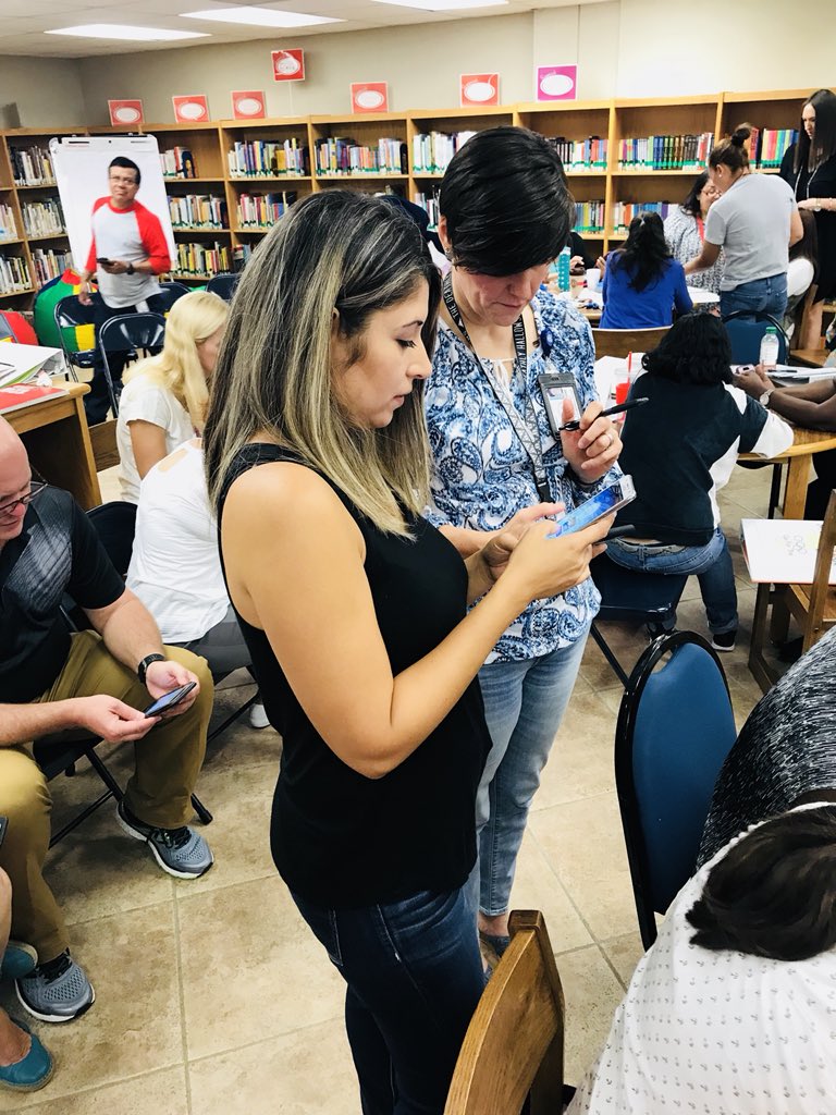 SuttonES_HISD's tweet image. Taking advantage of our resources. #Lead4wardScavengerHunt #AimingForGold #SuttonRocks @c_berger29