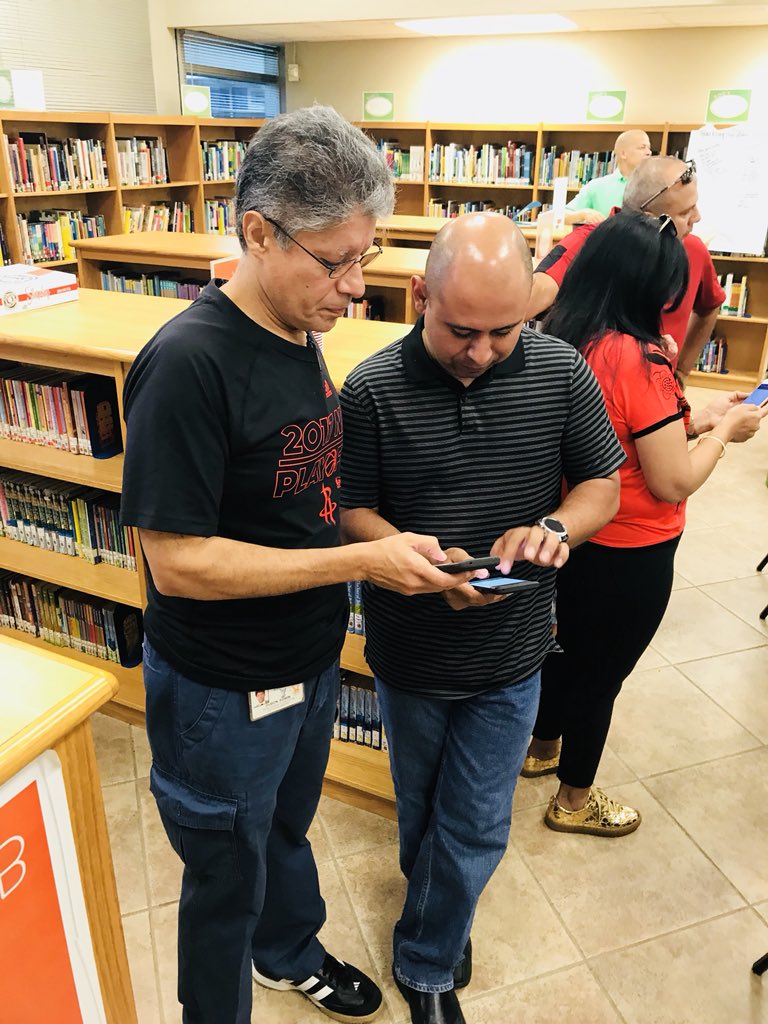 SuttonES_HISD's tweet image. Taking advantage of our resources. #Lead4wardScavengerHunt #AimingForGold #SuttonRocks @c_berger29