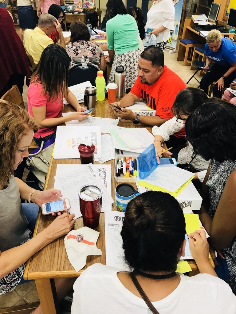 SuttonES_HISD's tweet image. Taking advantage of our resources. #Lead4wardScavengerHunt #AimingForGold #SuttonRocks @c_berger29