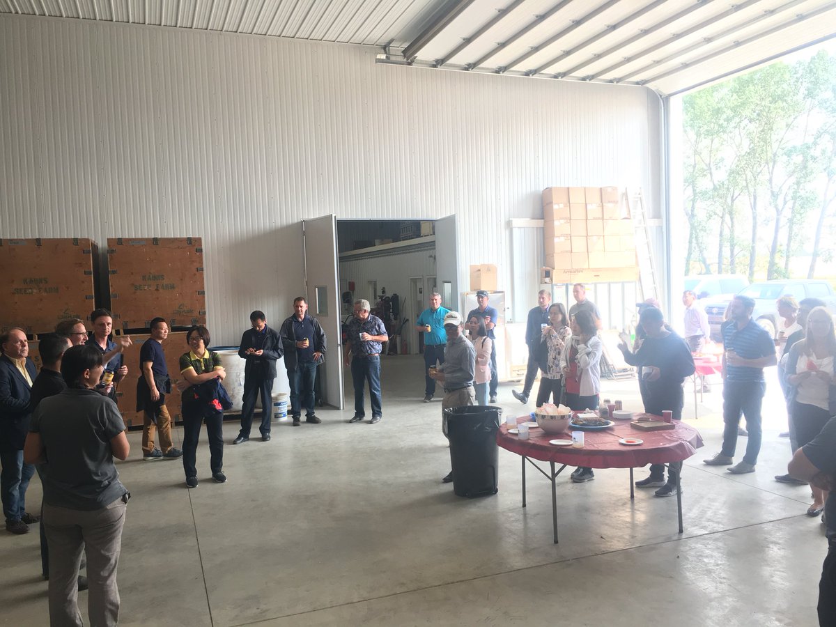 redshedmalting's tweet photo. Thanks @MaltAcademy for stopping by with the Chinese barley delegates to check out our crop of #connectbarley @canterraseeds #ConnectThePlots https://t.co/rHEQ75oIVW