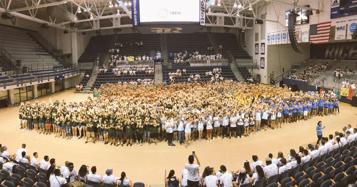 RiceUniversity's tweet photo. GROUP PIC at Rice Rally! 💙 #RiceOWeek18 https://t.co/Bd30cknfAS
