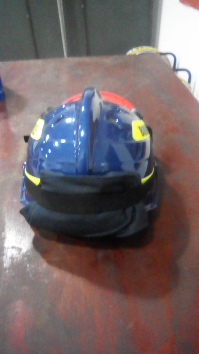 primerastacruz's tweet photo. Ayer robaron desde el auto en Stgo, el casco del voluntario de la 5 cia de Cunaco del CBSC. Eduardo Ibarra. No comprar si se los ofrecen y llamar a las policias. https://t.co/Yw6XeEjE7x
