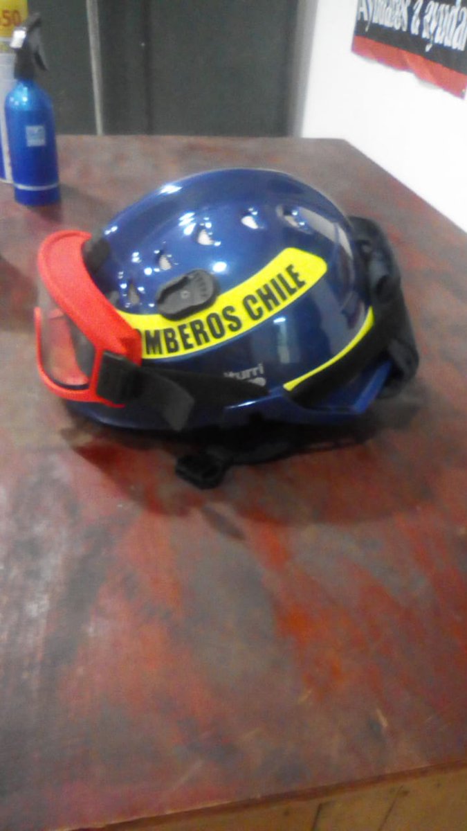 primerastacruz's tweet photo. Ayer robaron desde el auto en Stgo, el casco del voluntario de la 5 cia de Cunaco del CBSC. Eduardo Ibarra. No comprar si se los ofrecen y llamar a las policias. https://t.co/Yw6XeEjE7x