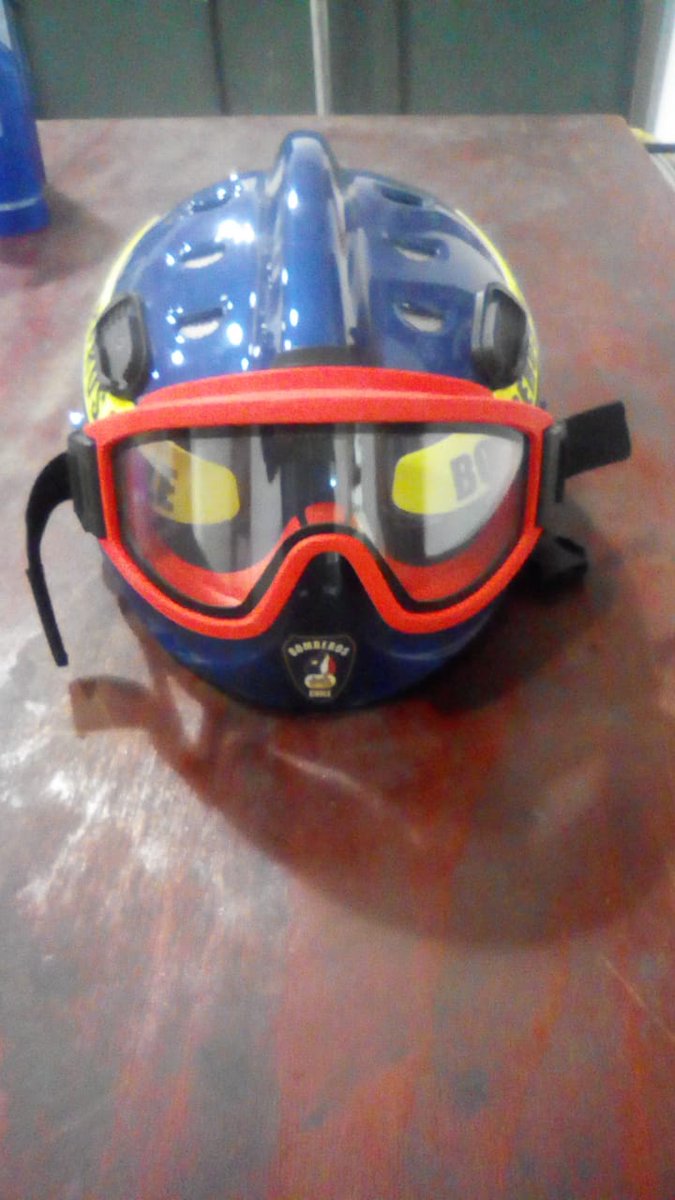 primerastacruz's tweet photo. Ayer robaron desde el auto en Stgo, el casco del voluntario de la 5 cia de Cunaco del CBSC. Eduardo Ibarra. No comprar si se los ofrecen y llamar a las policias. https://t.co/Yw6XeEjE7x
