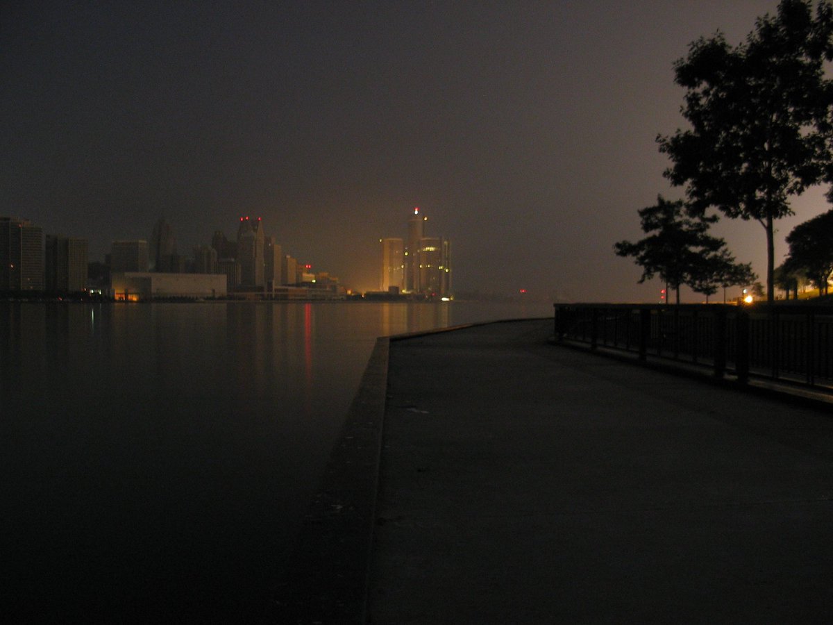 Looking toward Downtown Detroit from Windsor during the August 2003 Blackout Source: atdetroit.net/forum/messages…