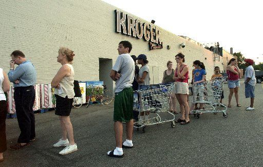 People waiting to buy items during the August 2003 blackout at a Grosse Pointe Kroger [AP Photo] mlive.com/news/index.ssf… #GrossePointe