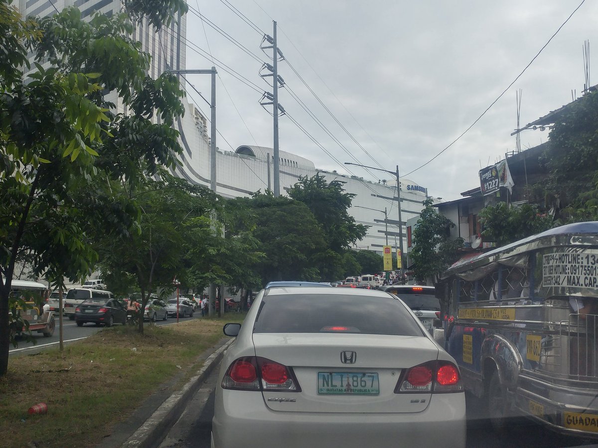 iamRemC's tweet image. nag-siksikan mga SINGLE sa C5! masaya na ba mga COUPLE dyan sa EDSA? ha?😒😅 #MMDA #HOV #NoSinglePolicy