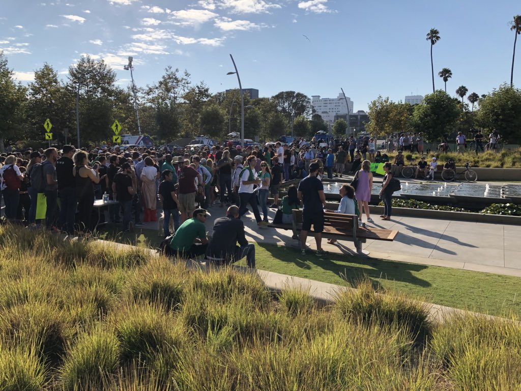 LABikeLaneBlock's tweet photo. God damn, people care about scooters. #bikela #scootLA ? #SantaMonica #scooters @BirdRide @limebike https://t.co/J8adPfBmmO