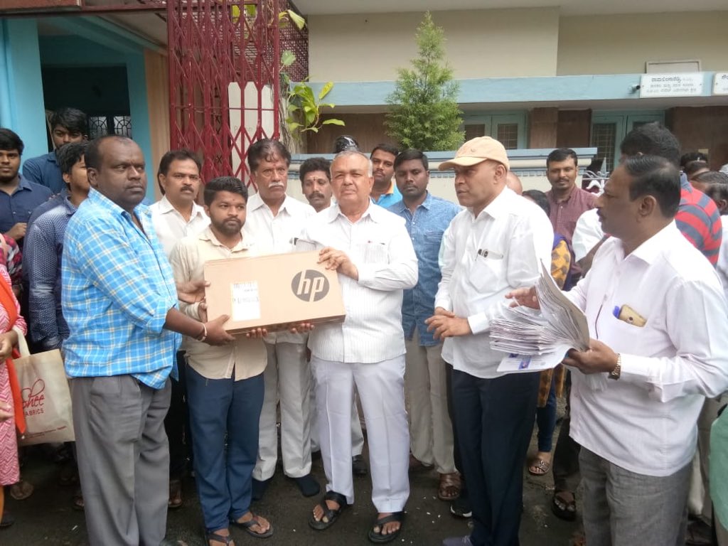 RLR_BTM's tweet photo. ಬಿಟಿಎಂ ವಿ. ಕ್ಷೇ. ಶಾಸಕರು ಹಾಗೂ ಮಾಜಿ ಗೃಹ ಸಚಿವರಾದ ಶ್ರೀ ರಾಮಲಿಂಗಾರೆಡ್ಡಿ ರವರು ಬಿಬಿಎಂಪಿ ಕಲ್ಯಾಣ ಕಾರ್ಯಕ್ರಮದ ಫಲಾನುಭವಿ ಕೋರಮಂಗಲ ವಾರ್ಡ್ ವ್ಯಾಪ್ತಿಯ ವಿಕಲಚೇತನ ನಿವಾಸಿಗಳಿಗೆ ದ್ವಿಚಕ್ರ ವಾಹನಗಳನ್ನು ಹಾಗೂ 28 ಕಾಲೇಜು ವಿದ್ಯಾರ್ಥಿಗಳಿಗೆ ಉಚಿತ ಲ್ಯಾಪ್ ಟಾಪ್ ವಿತರಣೆ ಮಾಡಿ��ರು. https://t.co/t9ZApaL0AD