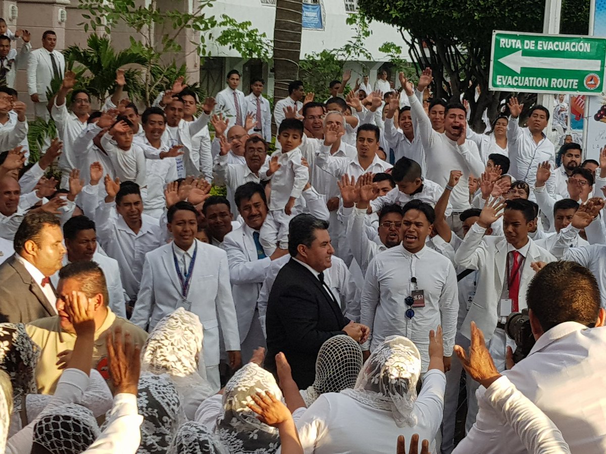 Por primera vez en la administración de Naasón Joaquín al frente de la Iglesia de la Luz del Mundo, realizó un recorrido por la glorieta del templo de la Hermosa Provincia y calles aledañas, con el fin de acercarse a los jóvenes en la #SantaCena2018