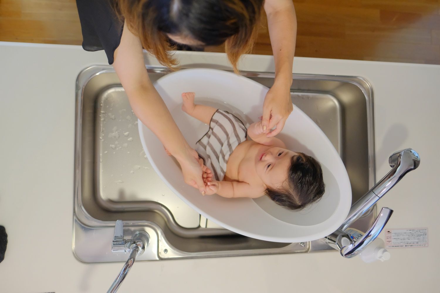 木のおもちゃ専門店 エデュテ キッチンのシンクで使える ベビーバス Shnuggle シュナグル 彡 かがまずに沐浴ができ 使う湯量もたったの２ℓ ママの毎日のプチストレスを解消してくれるベビーバスです T Co Atqqtmzwlc