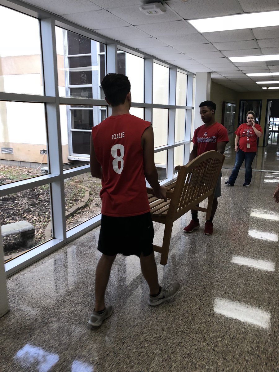 PrincipalMack35's tweet photo. Helping teachers at the ship! #DhsFootballServes #1000Hours @DHS_Vikings @DullesCheer @DullesFootball https://t.co/t50QJX85u0