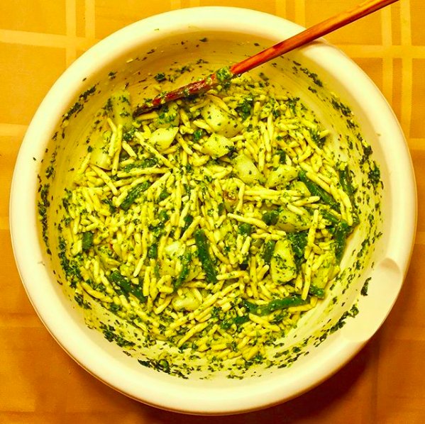 allysonrperez's tweet photo. Yesterday I'd decided to make pesto for dinner tonight, before I heard about the #BridgeCollapse in #Genoa. Coincidence, huh? Food does bring us together, though, even in the worst of times. Genova, stai nei miei pensieri oggi e sempre. #PrayForGenoa #genovanelcuore 🇮🇹❤️😔 https://t.co/269MWR8WaG