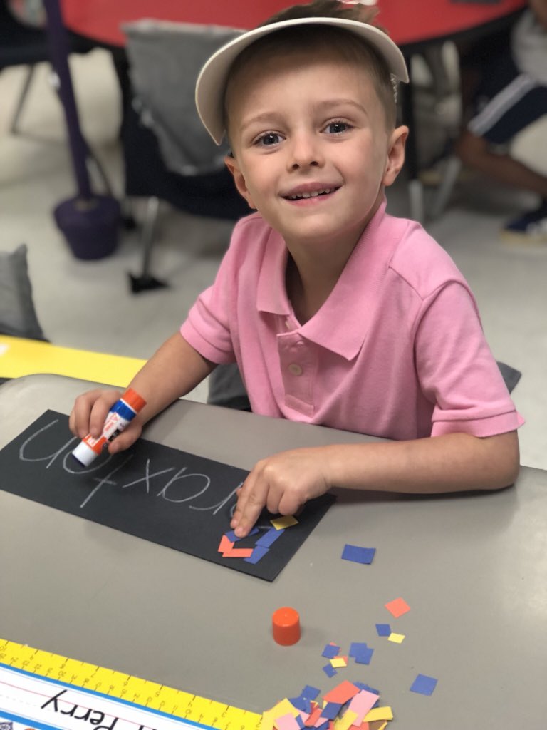 ewing_melanie's tweet photo. Learning to recognize our names in kindergarten 😊 #tweetdcs_oes #teamdcs https://t.co/hKufCeWa0M