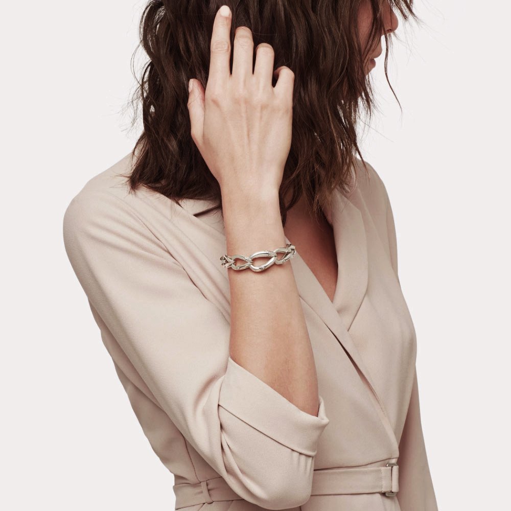 TradJewelers's tweet photo. Rendered in polished sterling silver, this bracelet’s curved design was inspired by bamboo’s ever-changing silhouette. 

#MyJohnHardy #bamboocollection #jewelry #bracelet #sterlingsilver #johnhardy https://t.co/rPD45Jsik1