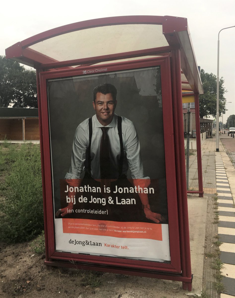 Ze hangen er weer! Collega Jonathan is gespot in #Vriezenveen en wat ziet 'ie er goed uit. Heb jij onze collega's ook al in de bushokjes zien hangen? :) #jonglaan #jonglaanbaan
