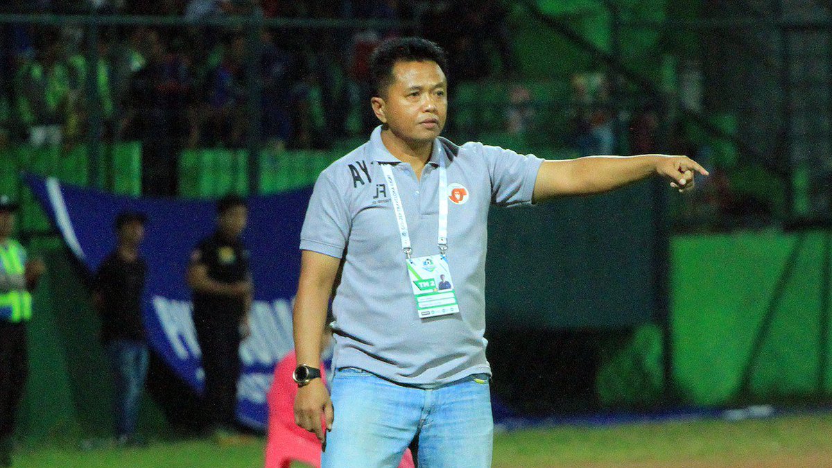 AGUS YUWONO
-
Born: 18 Nov 1978
-
Lisensi: A AFC
-
Karir Pemain:
1993 Juara Galatama (Arema Malang)
-
Karir Pelatih:
Persidafon (2012-2013)
Gresik United (2013-2014)
Perseru (2017-2018)
-
Punya akademi sepakbola dg nama Agus Yuwono Football Akademi (malang)
-
pict: goal(dot)com