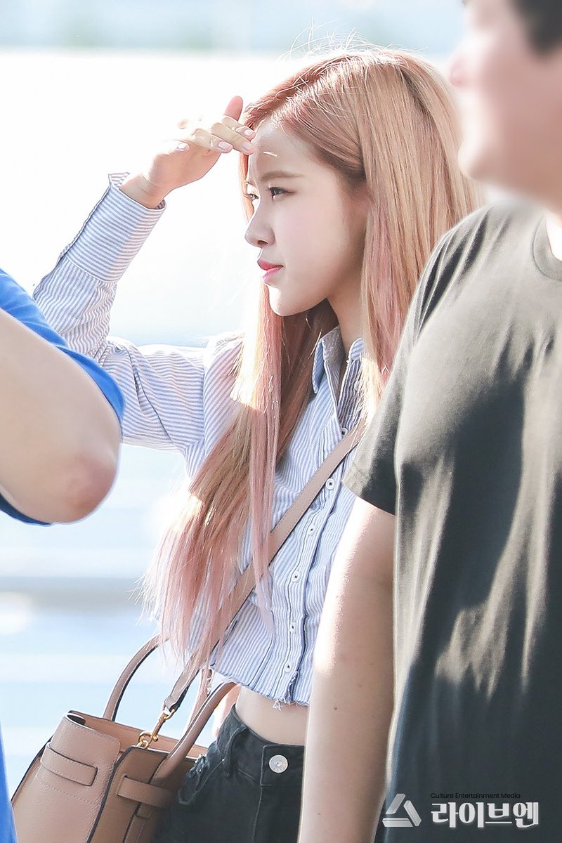 rosepacrk's tweet photo. 180815 ICN Airport 

cr. 라이브엔
#블랙핑크 #로제 #BLACKPINK #ROSE ⁠⁠ ⁠⁠ ⁠⁠ ⁠⁠ ⁠⁠ ⁠https://t.co/Ov83Z2x9OS