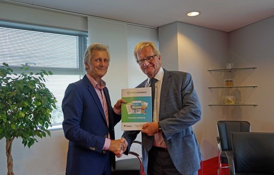 Voorzitter VNO-NCW Hans de Boer blij met totaalpakket voor duurzame verdieping: “#MilieuCompleet is dé manier om op de hoogte te blijven van alles wat speelt op het gebied van milieu en duurzaamheid” milieucompact.nl/nieuws/artikel… <a href="/VNONCW/">VNO-NCW</a> <a href="/VVMBureau/">VVM - Netwerk van Milieuprofessionals</a> @MauritsGroen