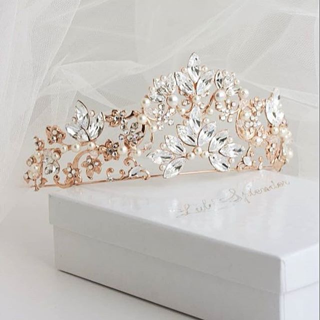 shopjemimoore's tweet photo. A crown fit for a Queen.
.
.
.
.
.
.
.
.
.
.
#fashion #fashionista #fashionblogger #fashionblog #style
#fashionable #fashionstyle #style 
#styles #styleblogger #styleblog #streetstyle #streetwear #streetfashion #fashioninspo #styleinspiration #inspo #trend #trendy #trends #t… https://t.co/NLulhCrNVv