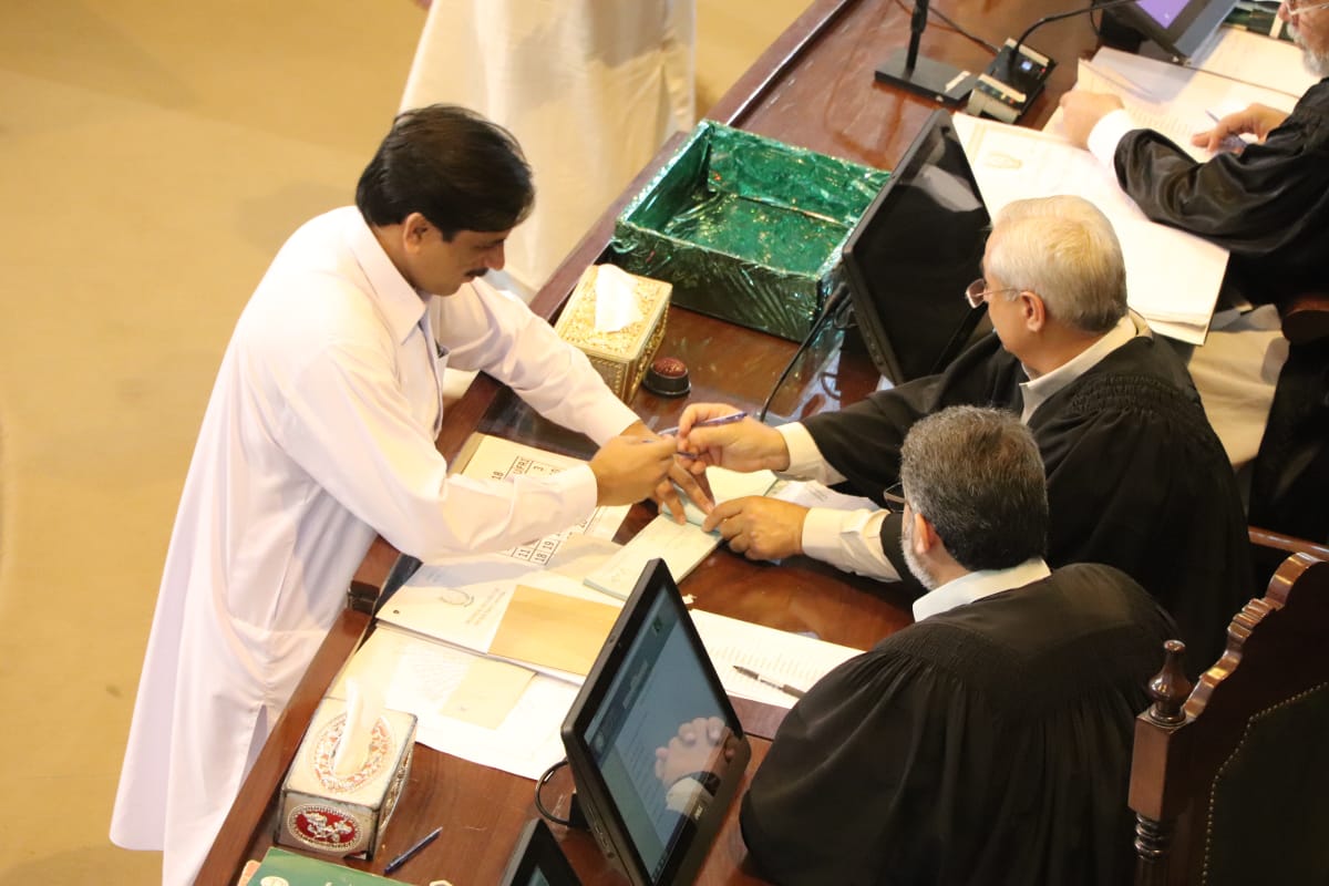 IftikharAliPTI's tweet photo. پشاور : رُکن صوبائی اسمبلی افتخار علی مشوانی سپیکر صوبائی اسمبلی کیلئے اپنا ووٹ کاسٹ کررہے ہیں ، @MushtaqGhaniPTI صاحب کو ایڈوانس مبارک !!
#KPAssemblySession https://t.co/M864jAixom