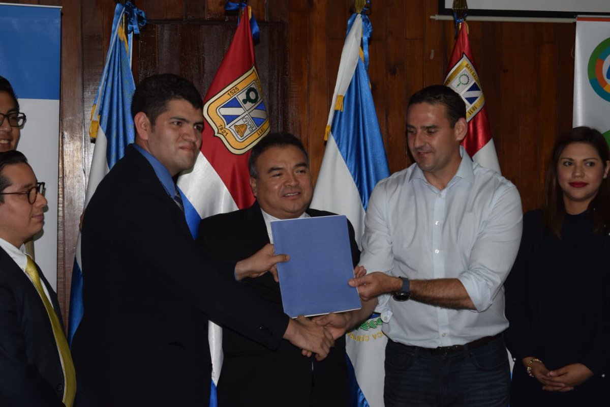 YABTs's tweet photo. En ceremonia, Jóvenes de #ElSalvador hacen entrega del Plan de Acción de #JovenesEnLaCumbre al alcalde de #SanSalvador @alcaldia_ss, @NestorMendezOAS de @OEA_oficial y @LViguria de @YABTs. Gracias @asaessv por el apoyo #YouthDay @CumbreAmericas https://t.co/PrsFenG4pm