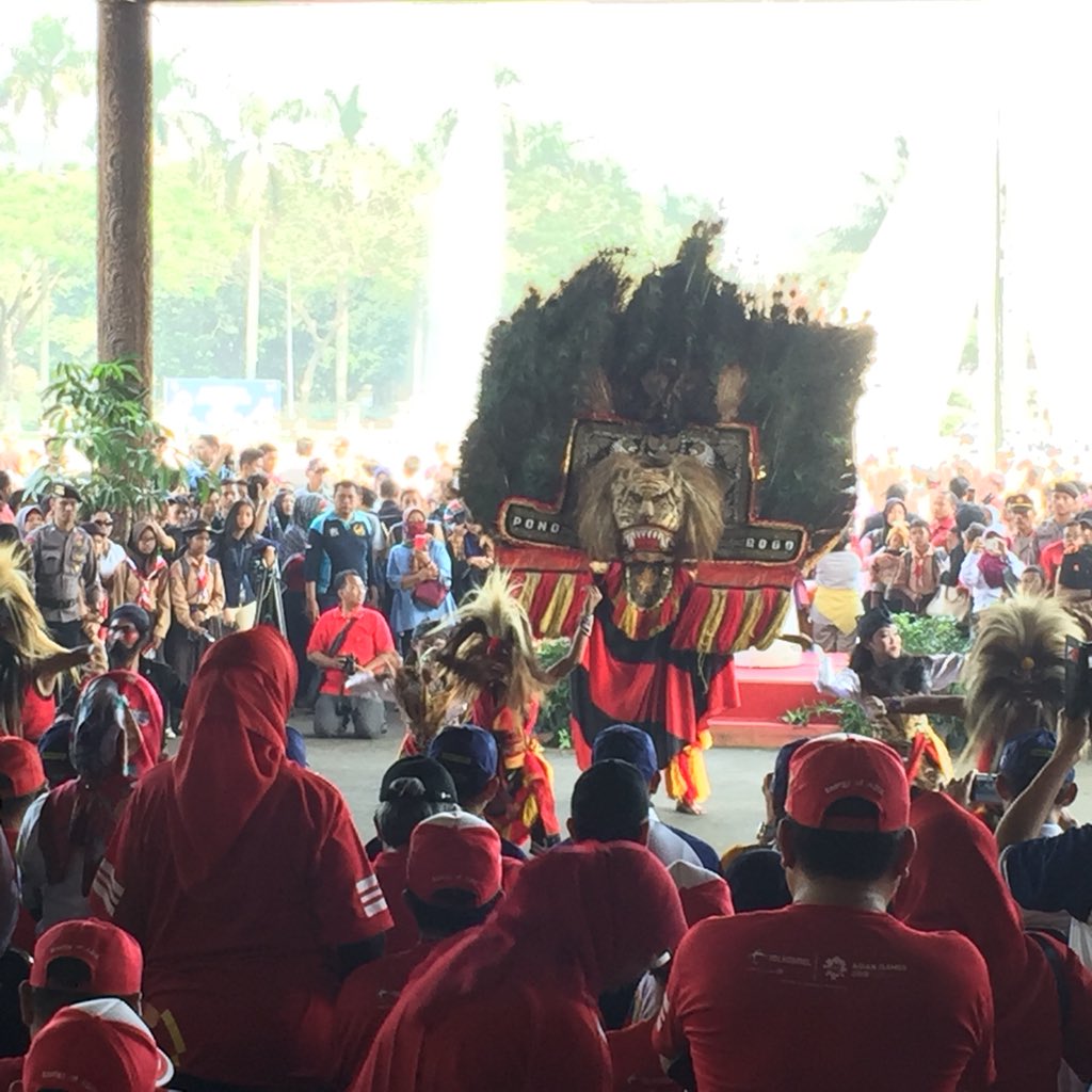 TMII_Cyberpark's tweet photo. Reog Ponorogo menyambut Torch Relay #AsianGames2018 #EnergyOfAsia #tmiikeren #tmiieksis #varbuena #digipark https://t.co/fvhE4MDOCp